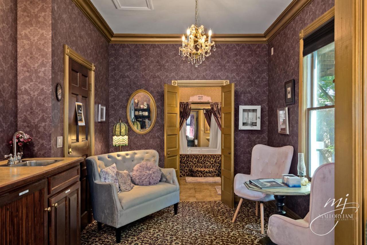 The 1883 Peabody House Bed and breakfast *