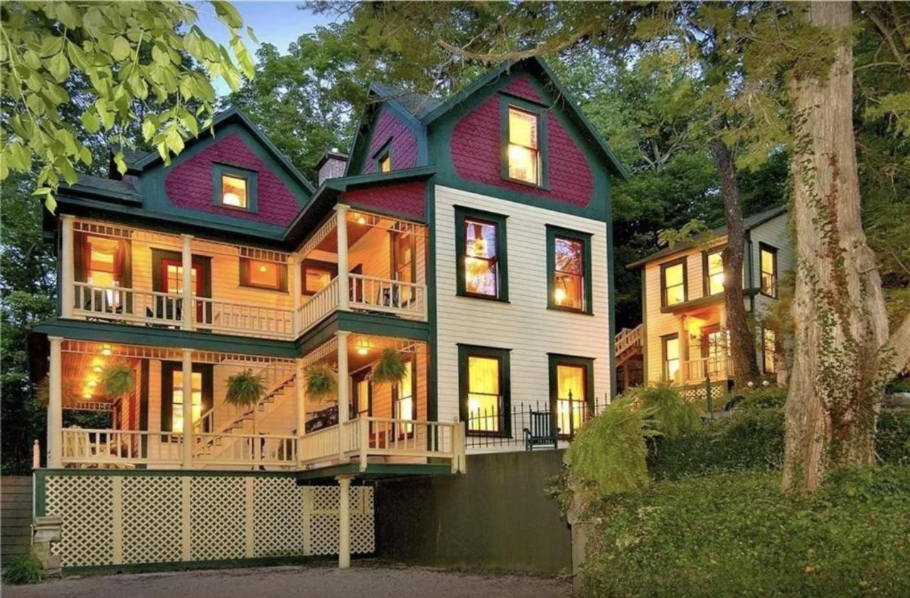 The 1883 Peabody House Bed and breakfast *