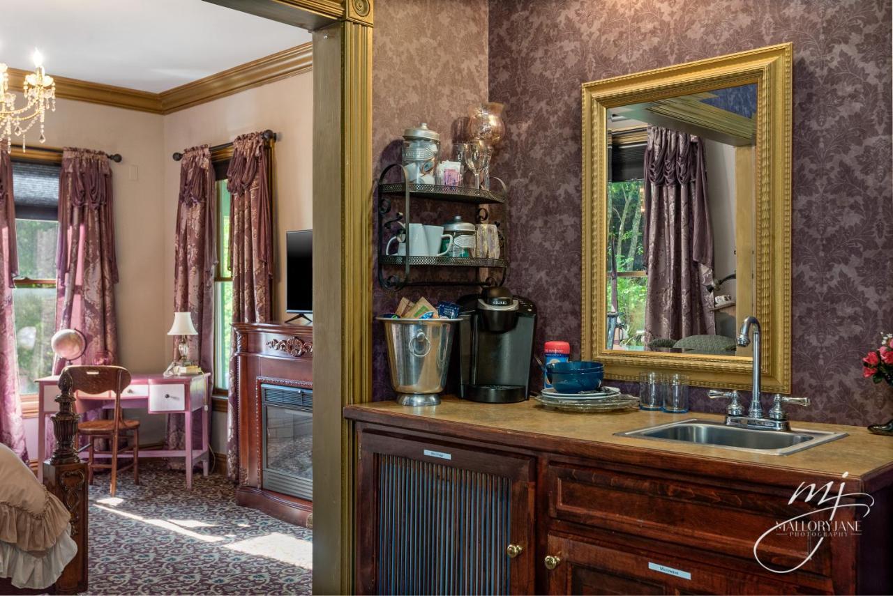 The 1883 Peabody House Bed and breakfast
